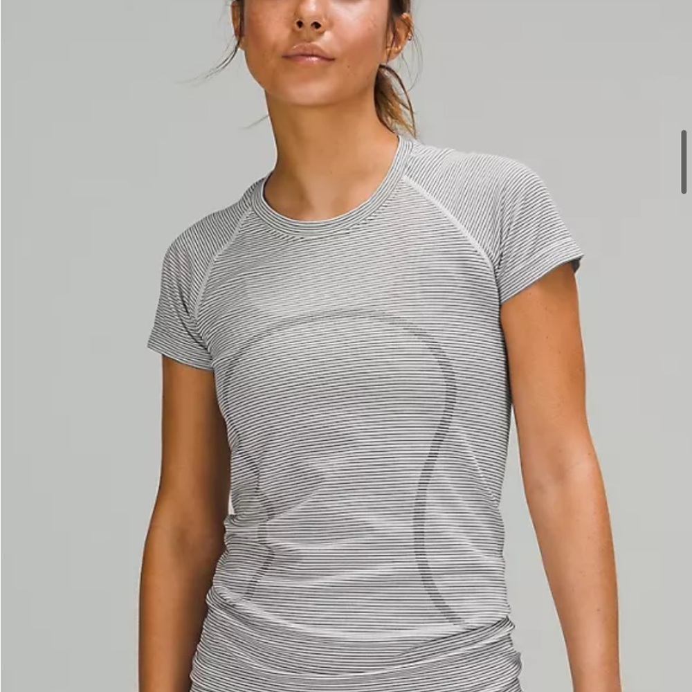 Lululemon Swiftly Tech Short-Sleeve
Shirt 2.0 tempo stripe black white